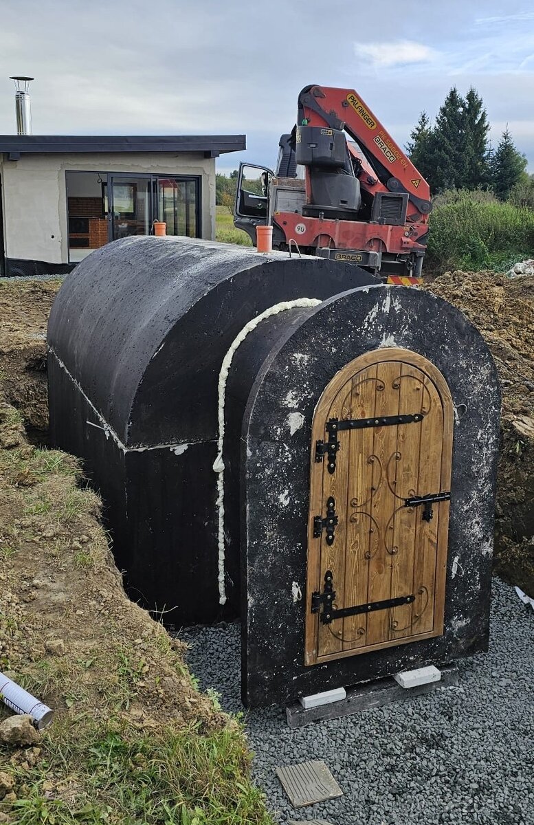Dokončená montáž betonového sklepa s předsíní a dveřmi