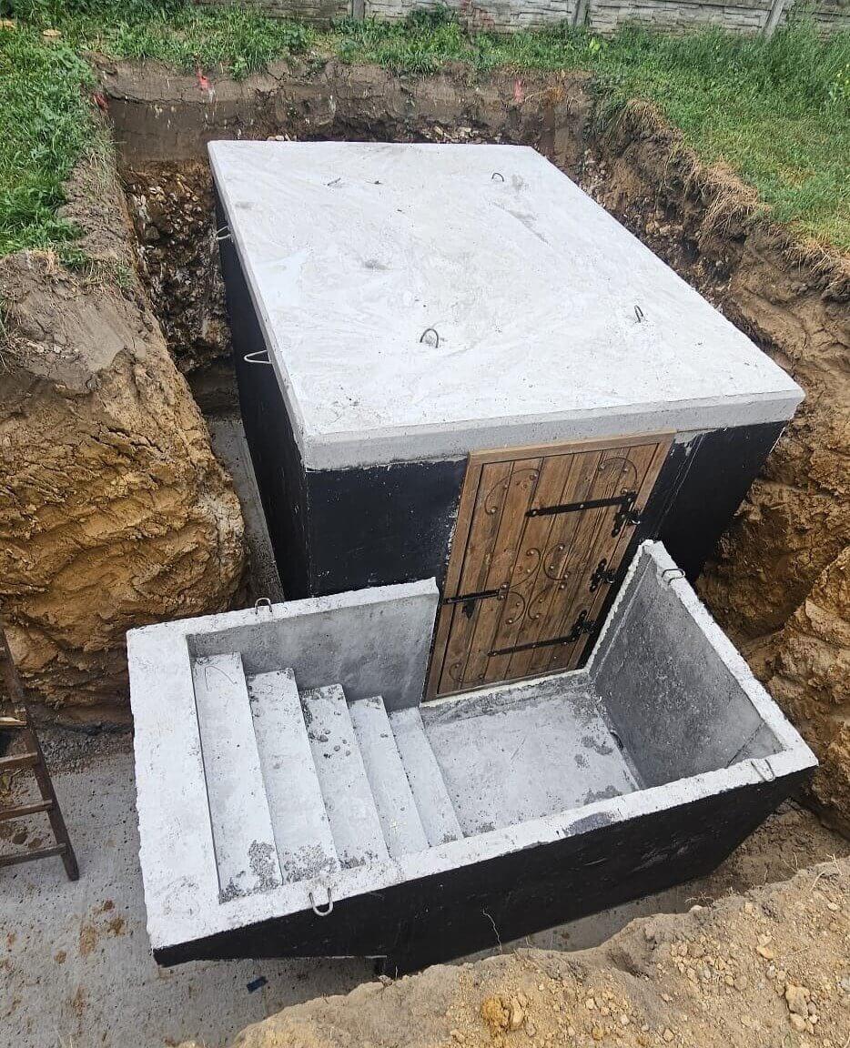Betonový sklep s bočním vstupem a schody