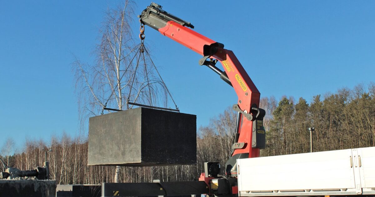 Osazení betonové jímky hydraulickým ramenem